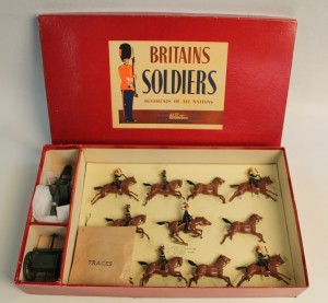 a BRITAIN’S BOXED SET (NO. 9419) ROYAL HORSE ARTILLERY GUN AND TEAM